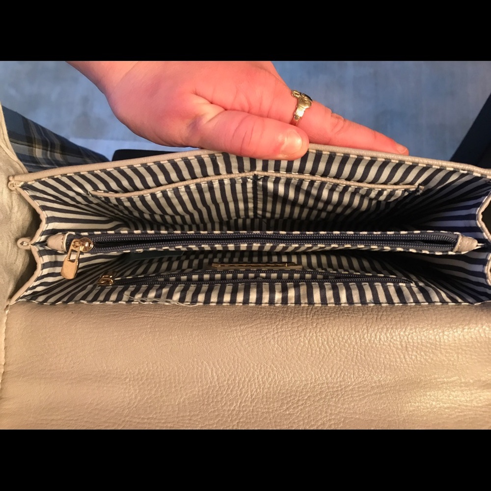 Light grey Crossbody bag with chain strap! - Picture 3 of 3