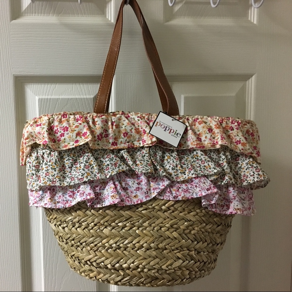 Straw tote bag with cute drawstring opening