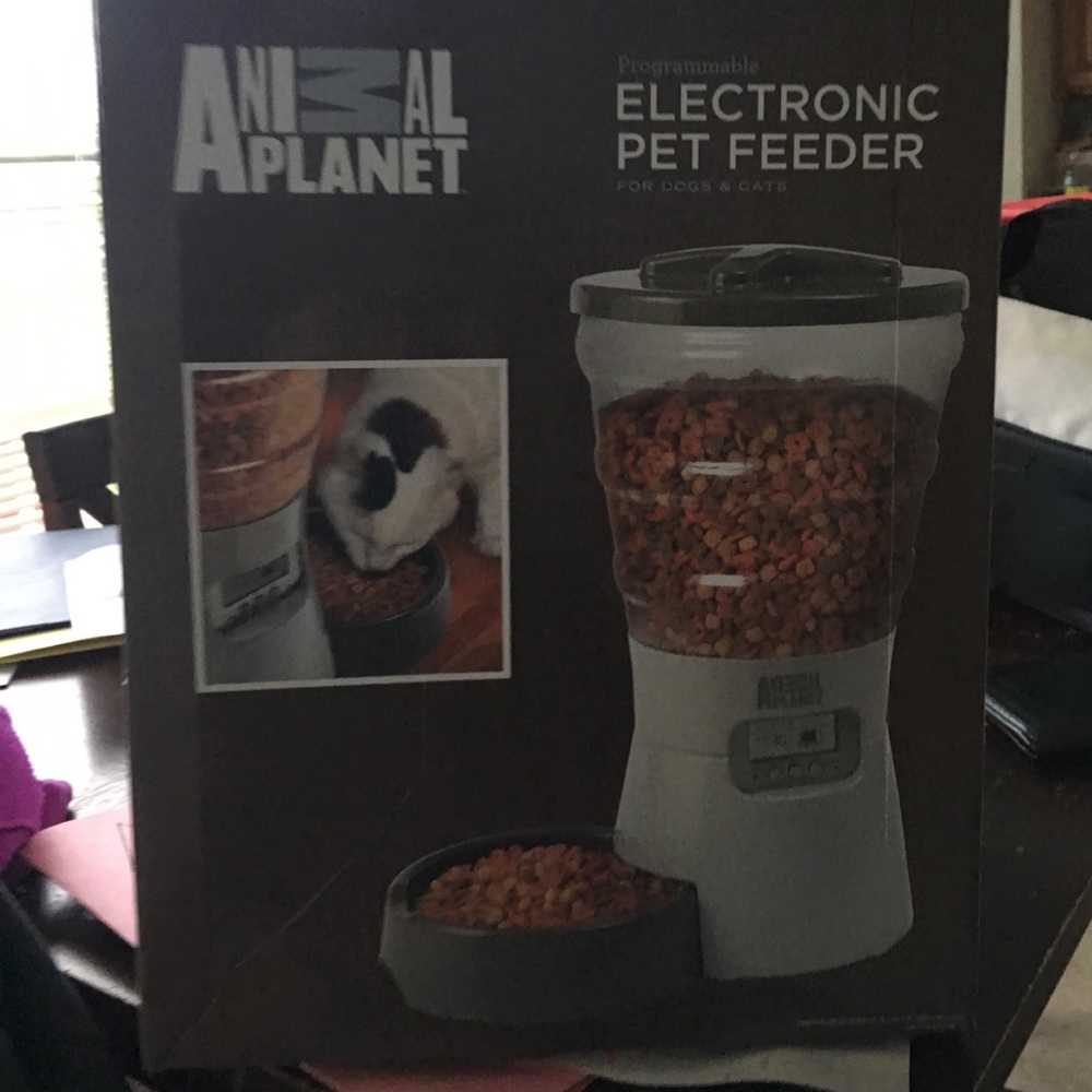Animal planet electronic pet feeder