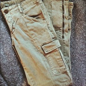 BB Dakota army green cargo pant - fits like size 4