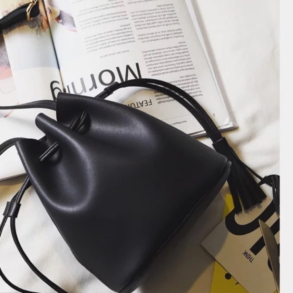 Back in Stock black bucket bag - Picture 5 of 7