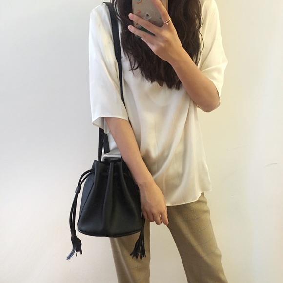 Back in Stock black bucket bag - Picture 2 of 7