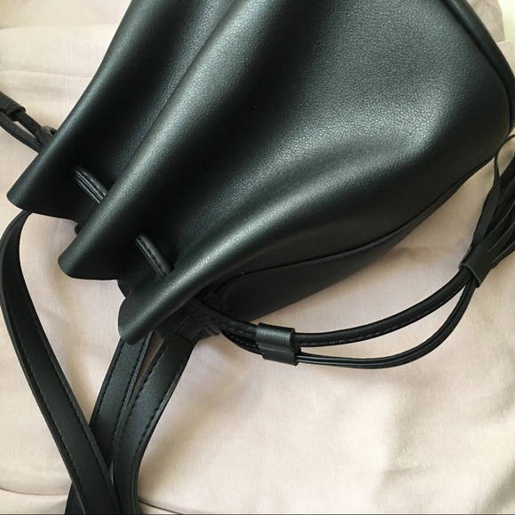 Back in Stock black bucket bag - Picture 3 of 7