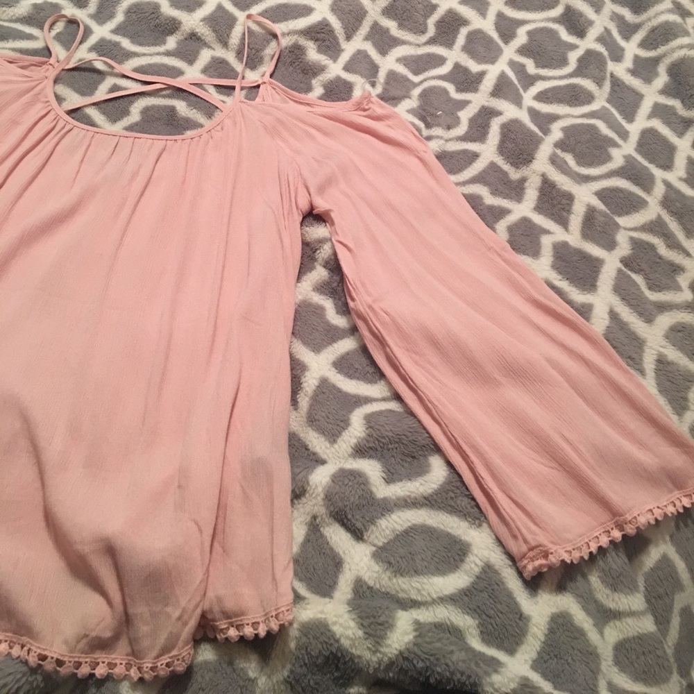 Shoulders slit light pink top