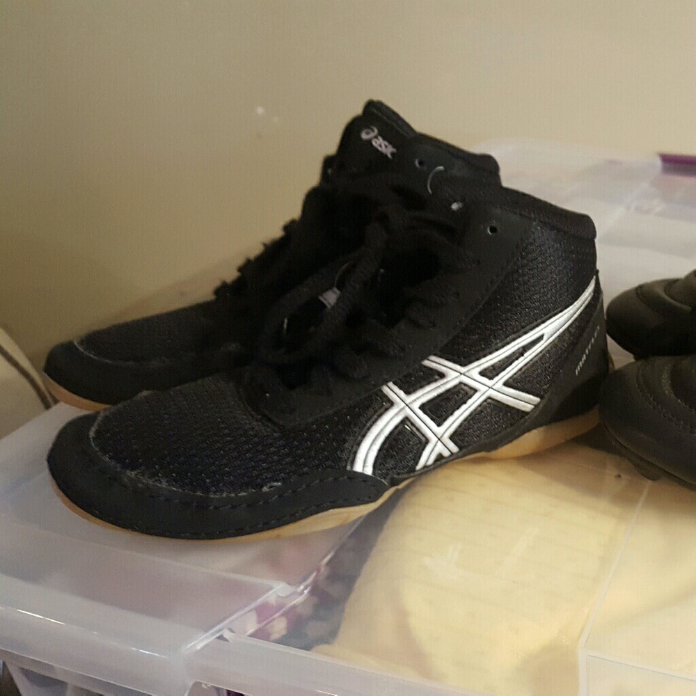 Wrestling shoes