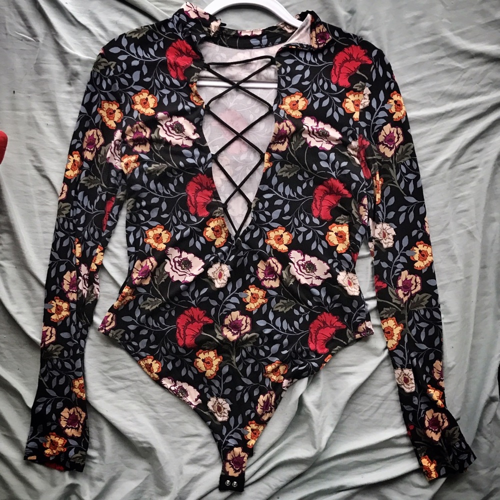🌺FLORAL LACE UP BODY SUIT 🌺