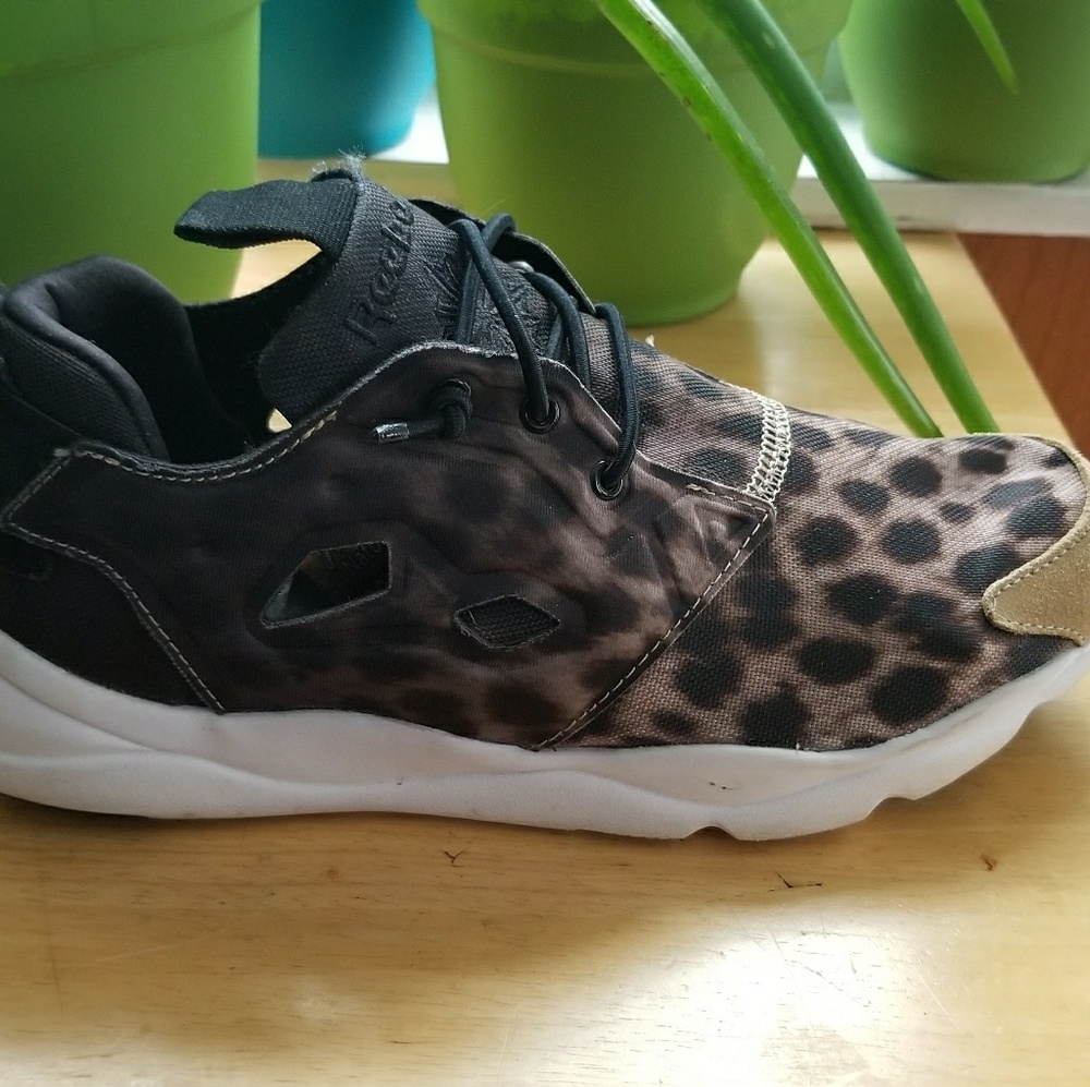 Athletic tennis shoes
