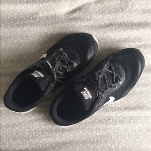 nike black tennis shoes