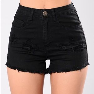 High waist black shorts with frayed hem
