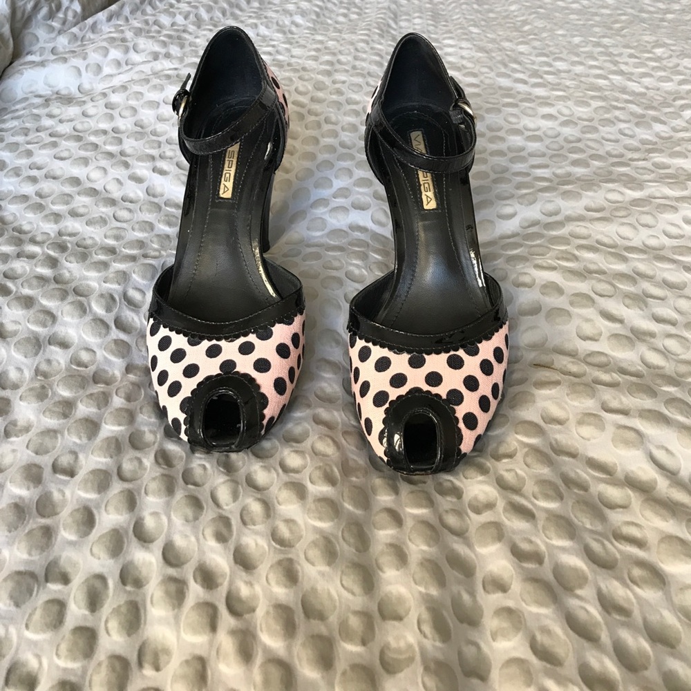 Retro-inspired Via Spiga pumps