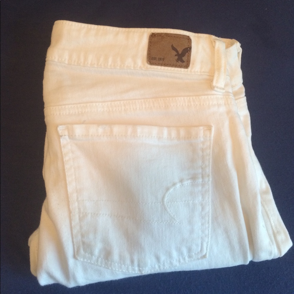 White American Eagle skinny jeans