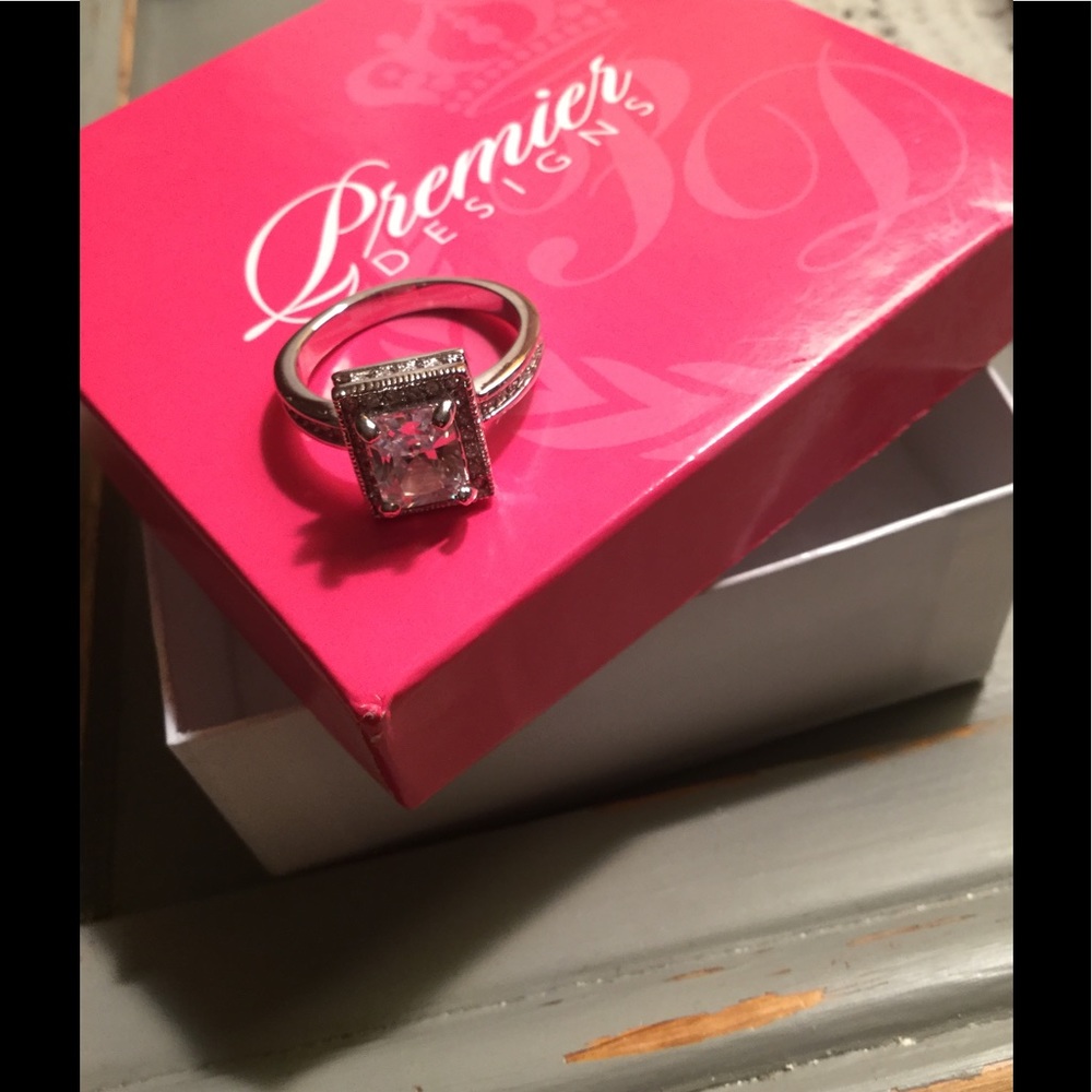 Premier Designs Smitten Ring Size 11
