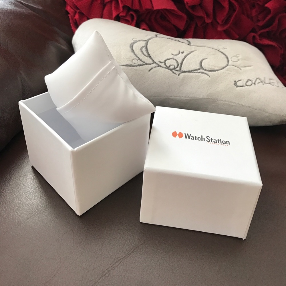 Brand new watch station watch box