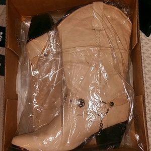 Beige western boots