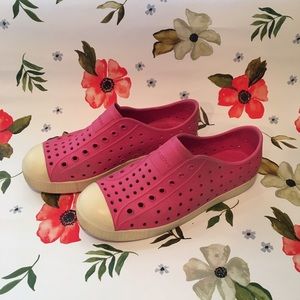 Girls pink native size J3