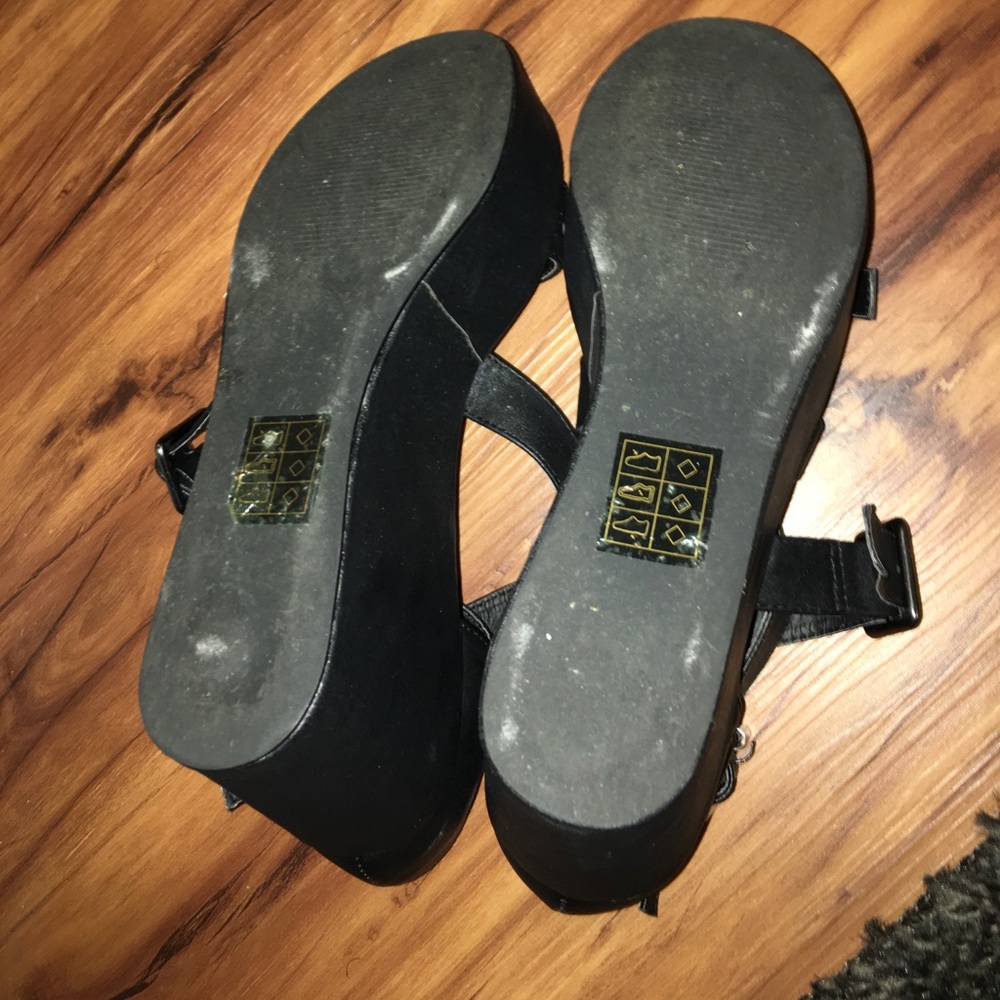 Deena & Ozzy black platforms - Picture 3 of 3