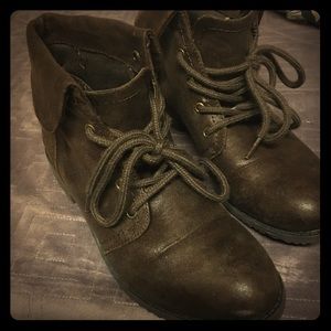 Brown lace up boots.