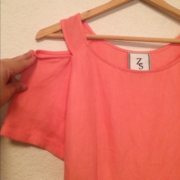 CONTEMPORARY COLD SHOULDER DRESS - Picture 5 of 8