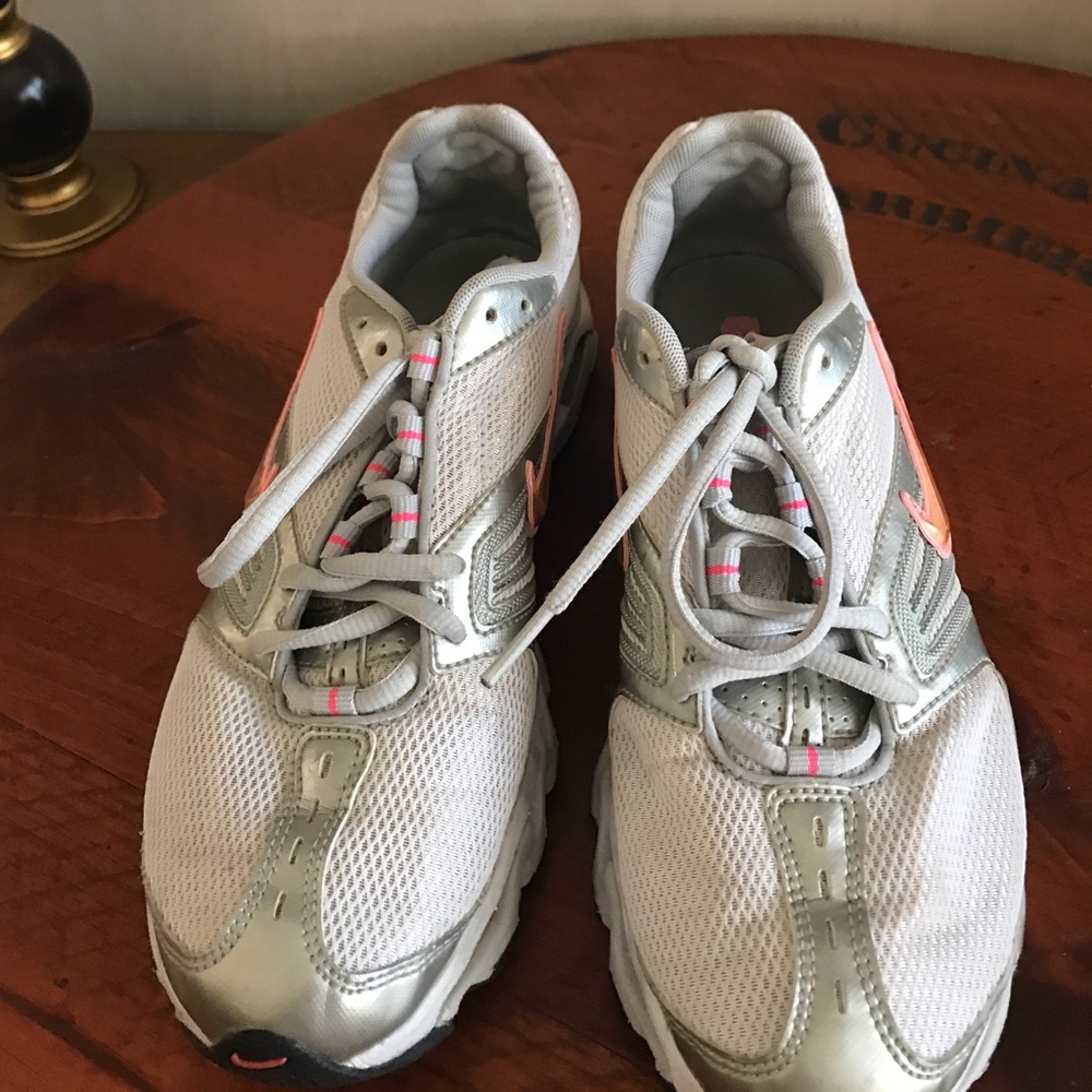 Gym shoes - Picture 2 of 4