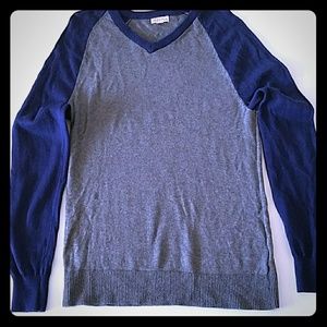 Pullover V-Neck Bi-Color Sweater