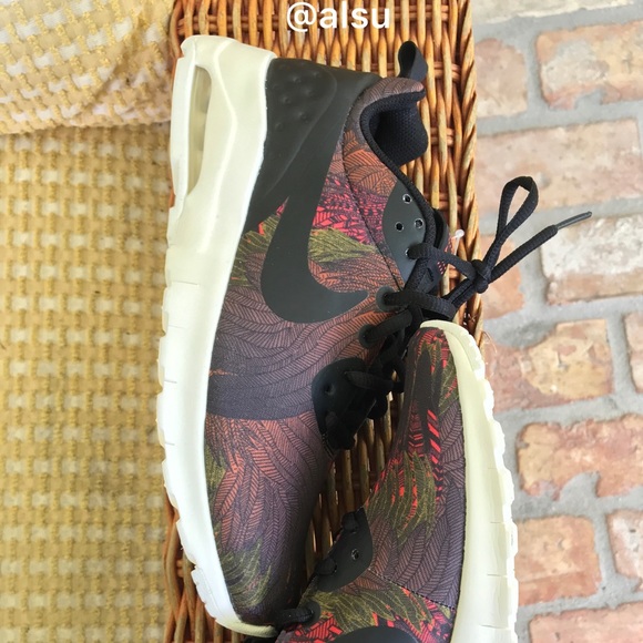 Nike Air Max Print, size 7. - Picture 2 of 8