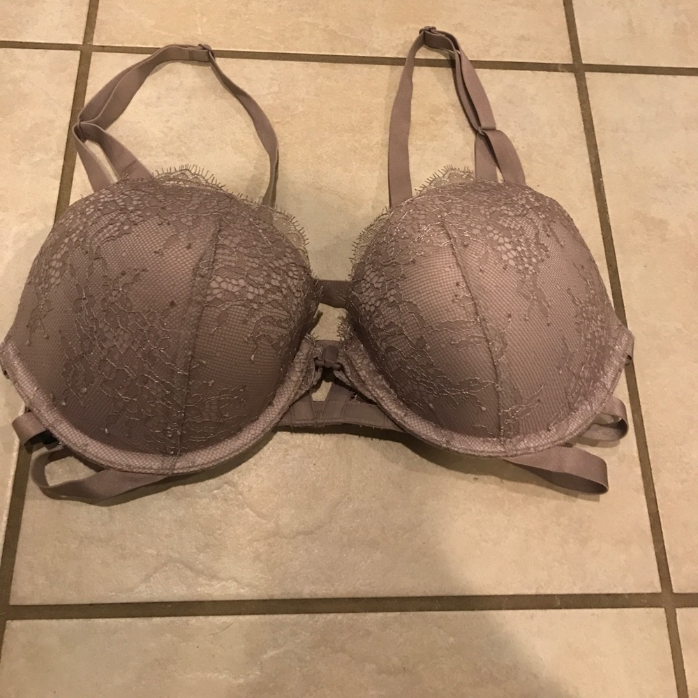 Victoria's Secret beautiful lace bra size 32D