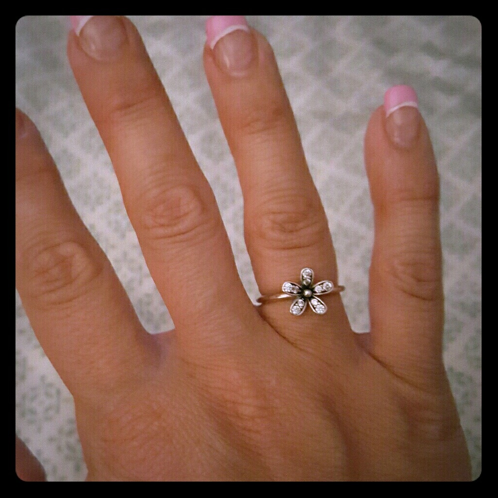 Pandora Dazzling Daisy ring size 50 Euro (5 U.S.).