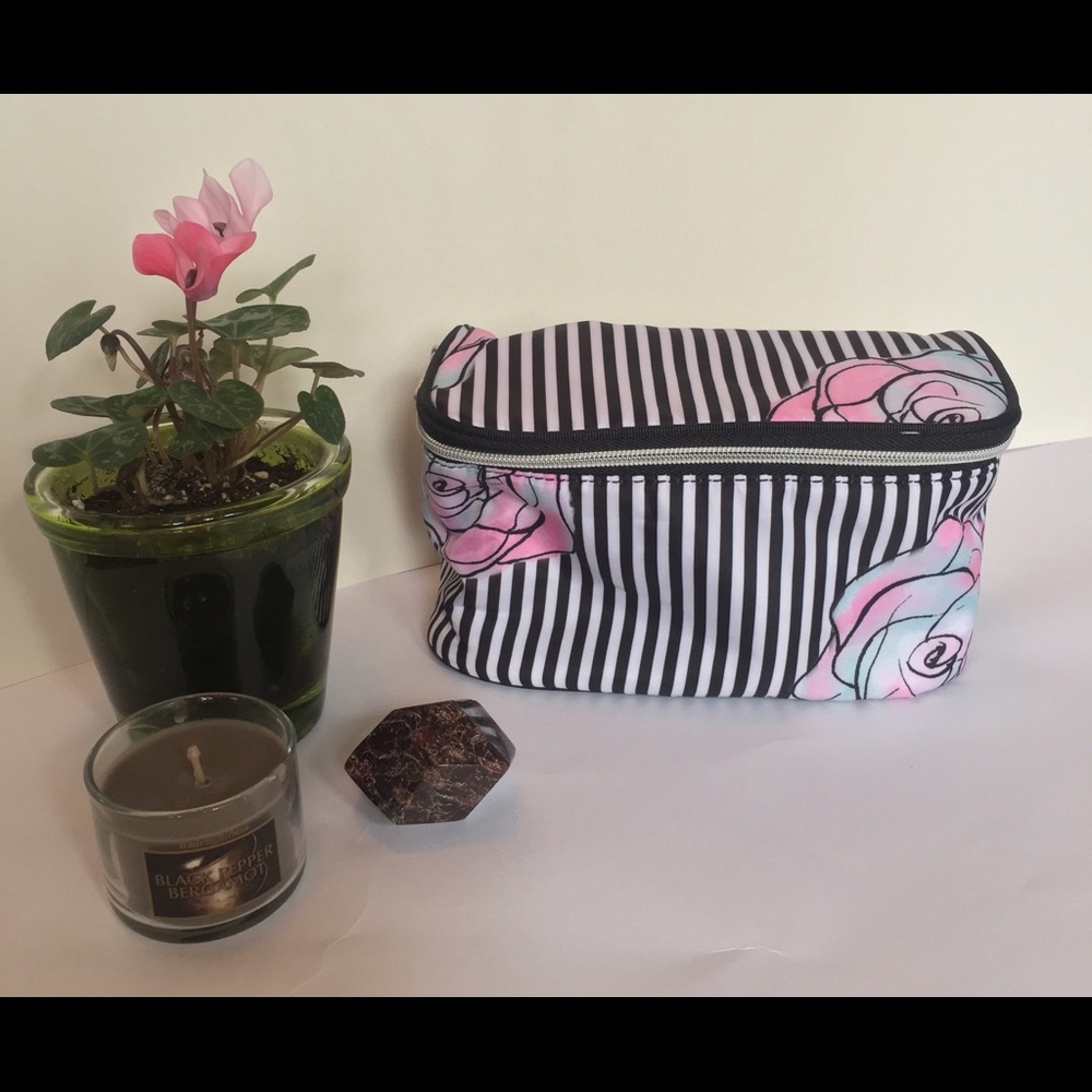 🐧 NWOT Lancôme Striped Floral Cosmetic Case