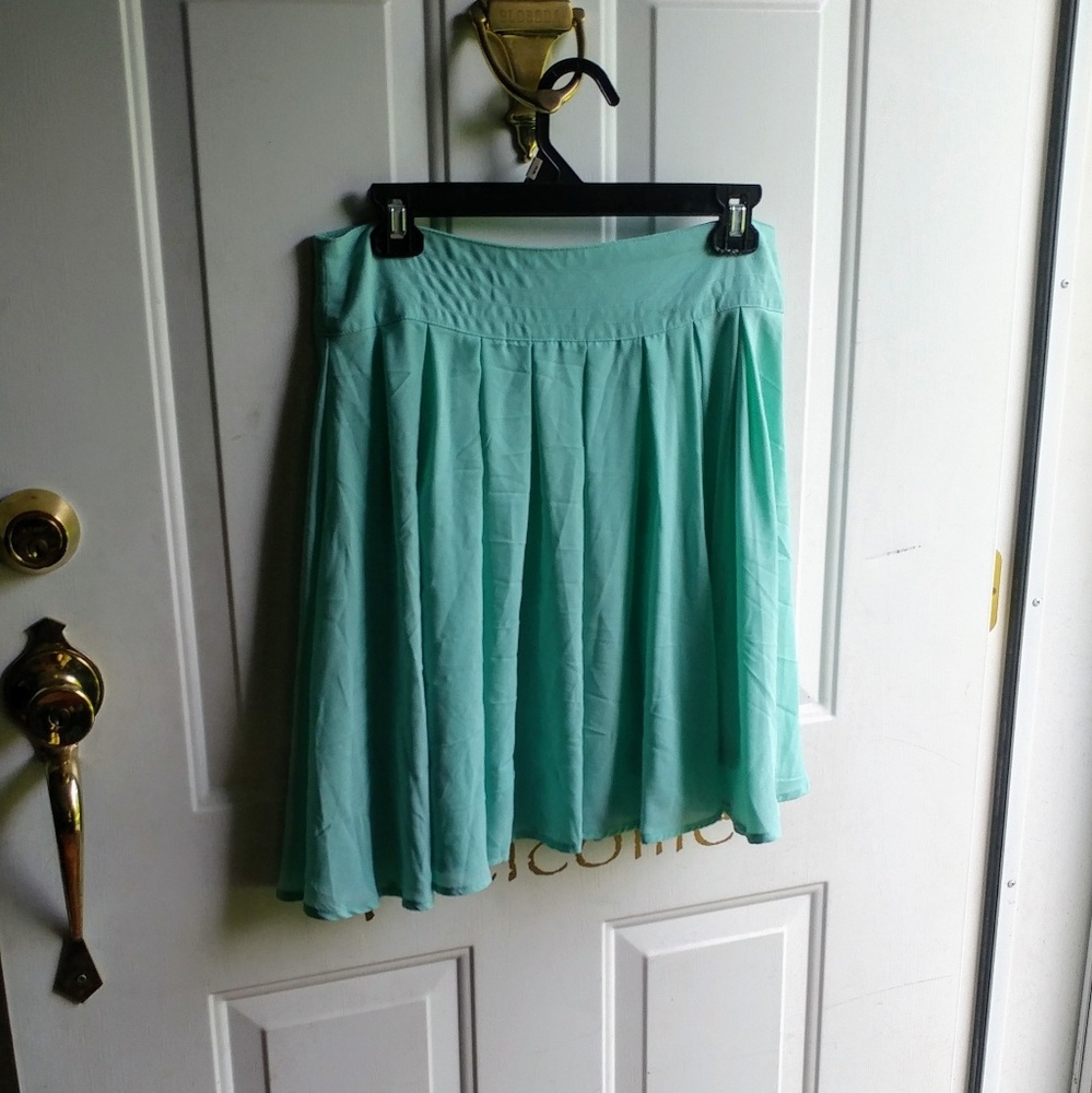 Lovely, flowy, mint green mini-skirt, size L