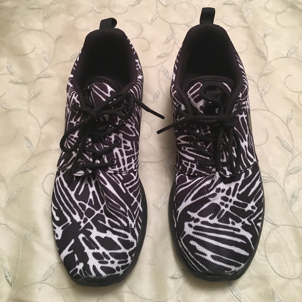 Brand New womens Nike Roshe size 6.5