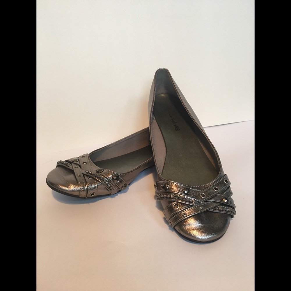 🐧 AEO Silver Studded Flats