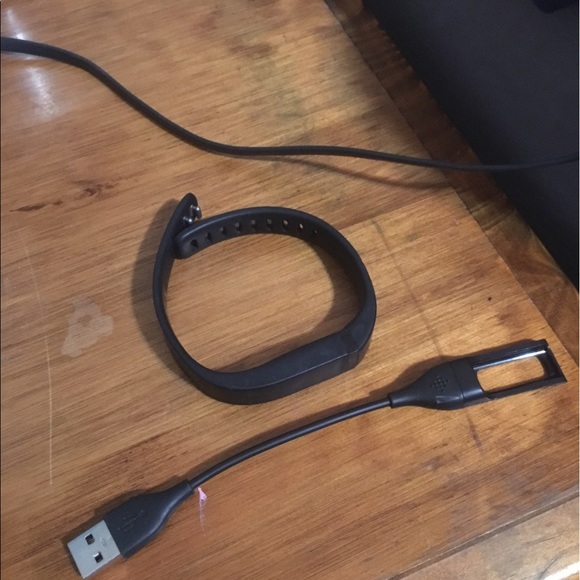 Fitbit flex with charger - Picture 3 of 3