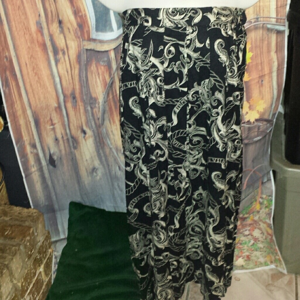 Ladies full length skirt size 20W.