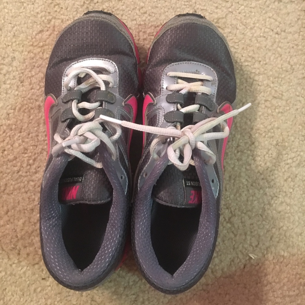 Women's Nike tennis shoes