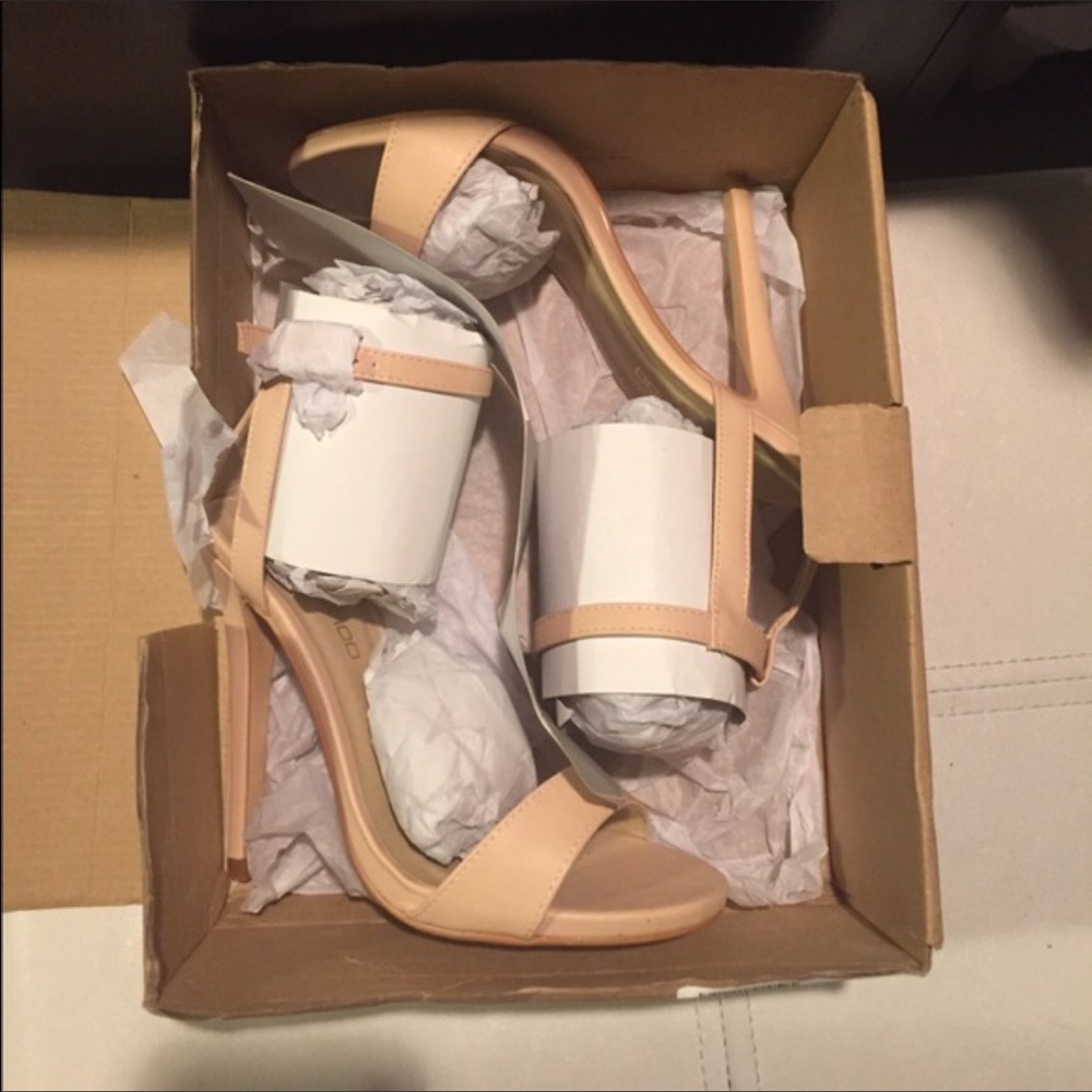 Very cute nude heels