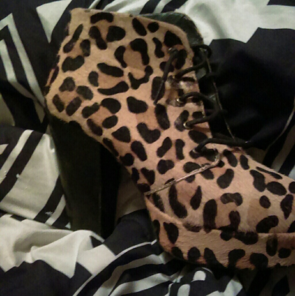 Steve Madden leopard print  ankleboots size 8.5