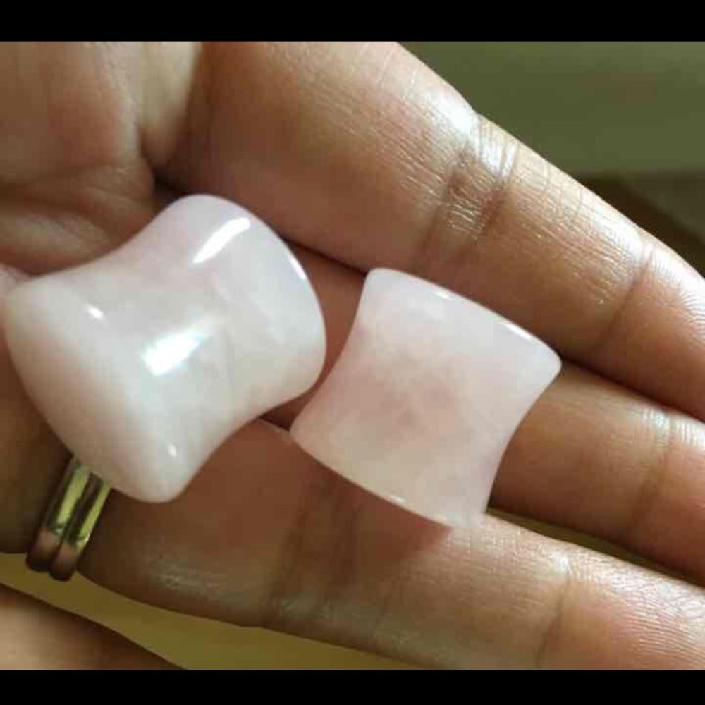 5/8 rose quartz plugs