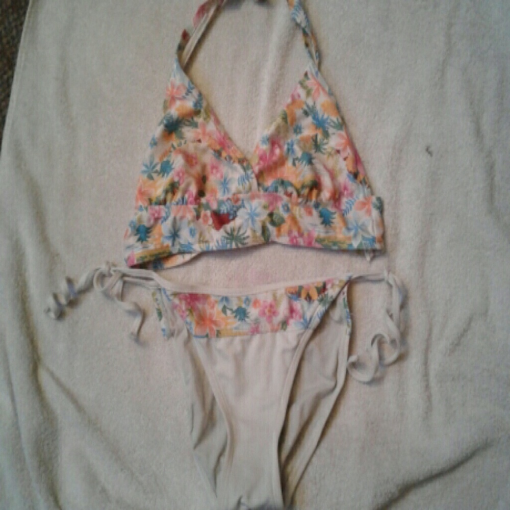 White/Hawaiian bikini