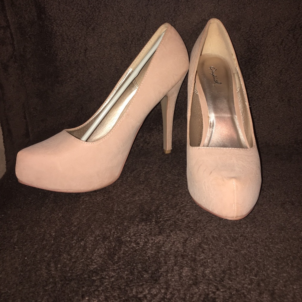 Nude platform pumps