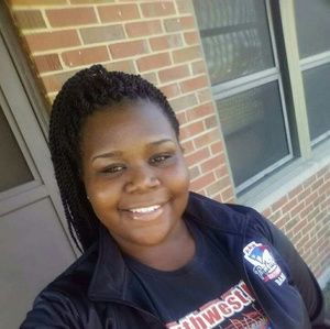 Meet your Posher, Adia