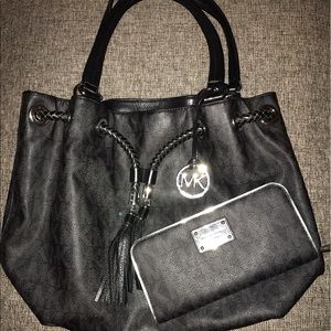 🛍SALE!! Matching Michael Kors Bag and Wallet