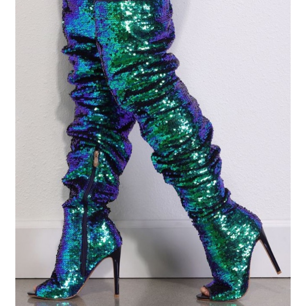 Green sea color boots with some black in it