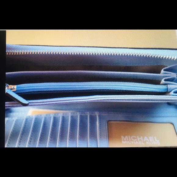 Michael Kors Jet Set Travel Continental Wallet - Picture 4 of 4