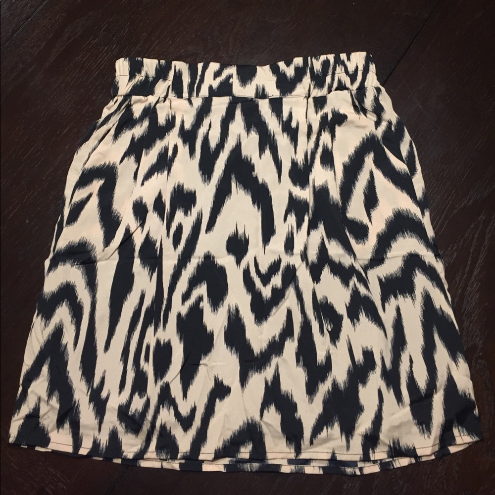 Black and Tan printed midi skirt w/ front pockets