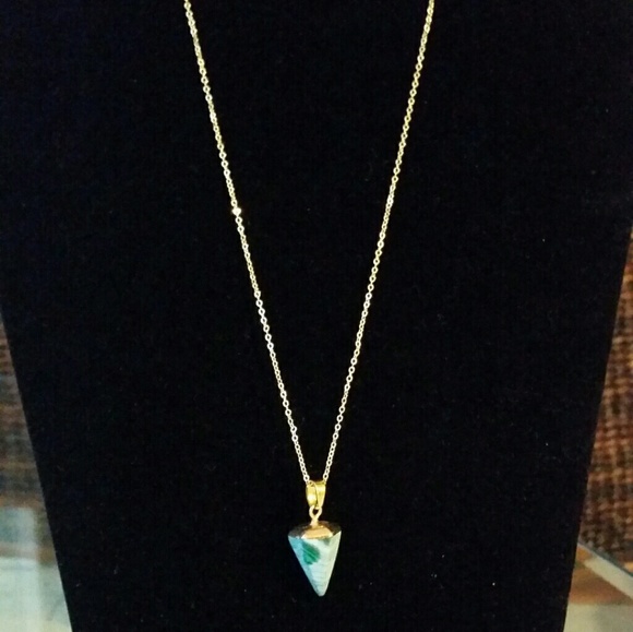 3/$30 NWOT teal stone pyramid necklace - Picture 2 of 2