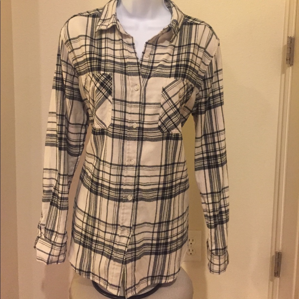 Women's black/beige flannel button down shirt.