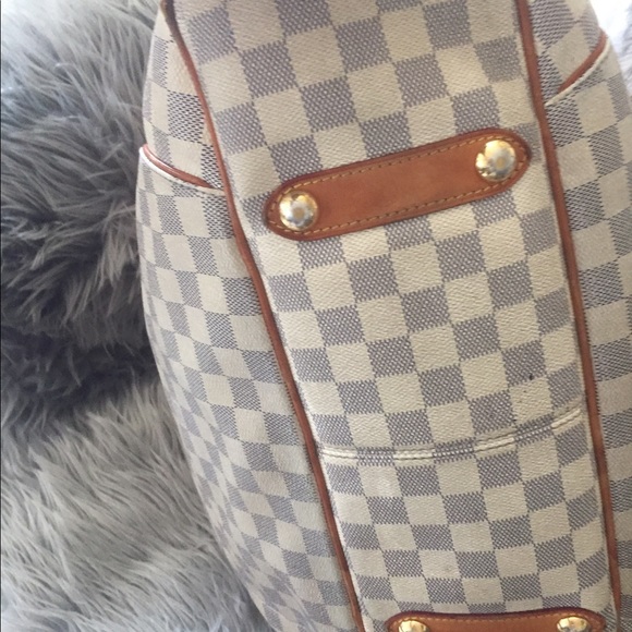 Louis Vuitton - Picture 3 of 4