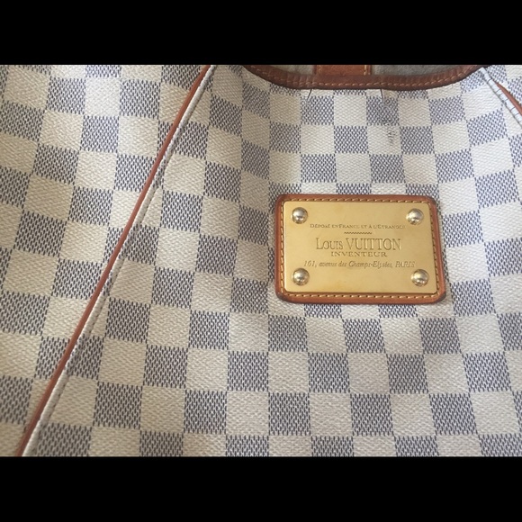 Louis Vuitton - Picture 2 of 4