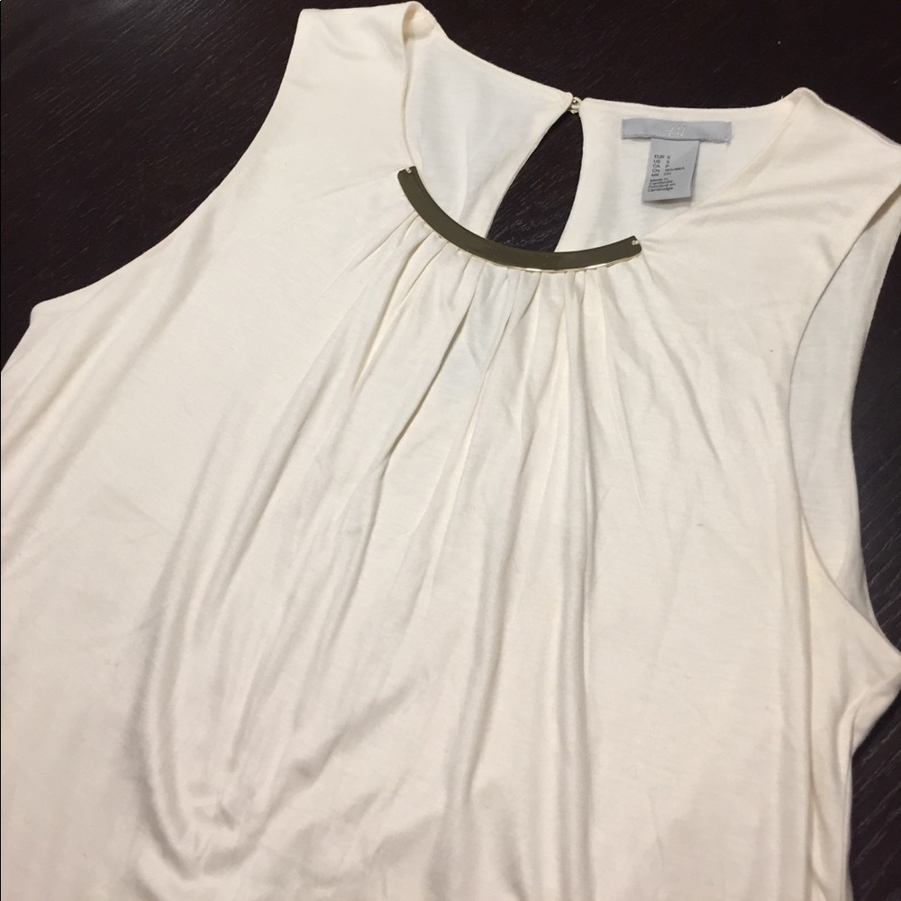Light pink sleeveless blouse w/ gold metal collar
