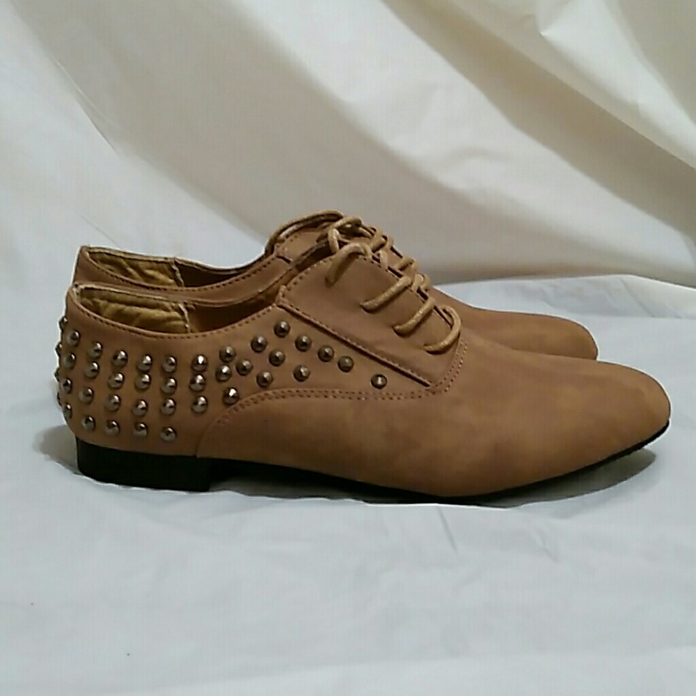 NWOT Rosegirl Taupe/Tan Spiked Oxfords